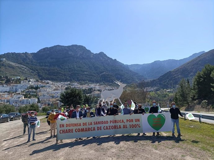 Alcaldes y participantes en la protesta ante la rotonda de acceso al Hospital de Cazorla
