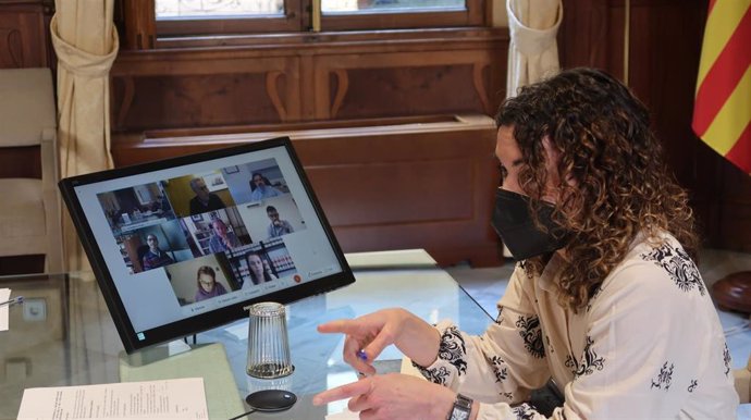 La consellera de Hacienda, Rosario Sánchez, durante la videoconferencia con agentes económicos para exponer los datos y las novedades de las líneas de créditos ISBA.