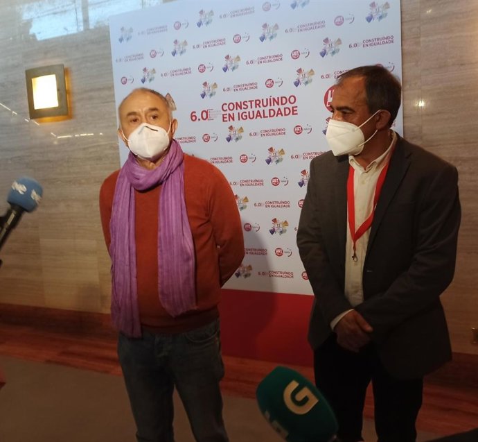 Pepe Álvarez y José Antonio Gómez en declaraciones a los medios en Santiago