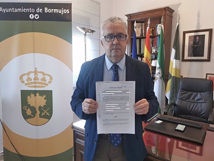 Archivo - El alcalde de Bormujos tras registrar su petición en el Juzgado de Paz