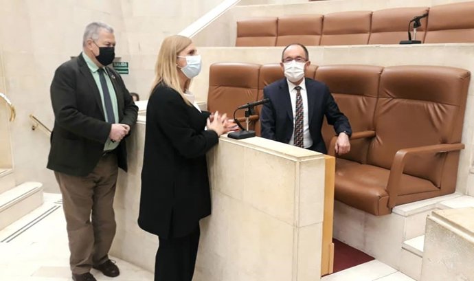 El presidente del Parlamento de Cantabria, Joaquín Gómez (izda); la portavoz del grupo socialista, Noelia Cobo, y el abogado y político socialista Juan Andrés Perelló
