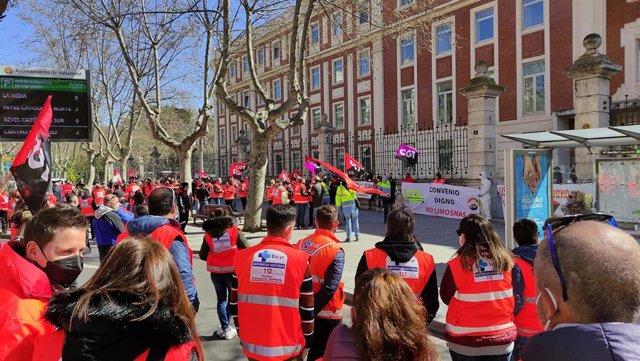 Técnicos en Emergencias Sanitarias se concentran ante la Consejería de Sanidad en Valladolid.