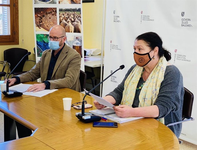 El director general de Agricultura y Desarrollo Rural, Fernando Fernández, y la consellera de Agricultura, Pesca y Alimentación, Mae de la Concha, durante la presentación del segundo plan de choque para el sector primario.