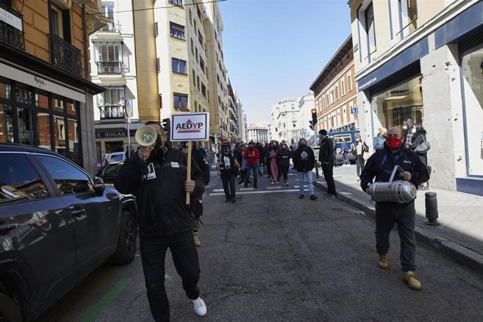 Varias personas participan en manifestación por la reactivación de la cultura, en Madrid (España), a 14 de marzo de 2021. 