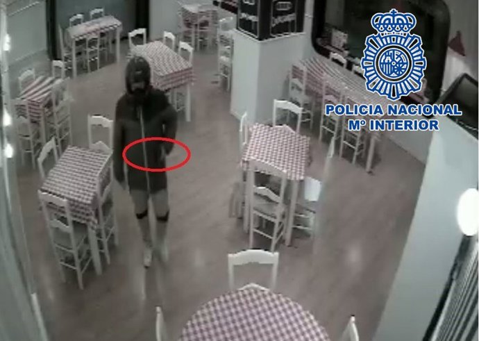Imagen del robo captada por la cámara de seguridad del restaurante.