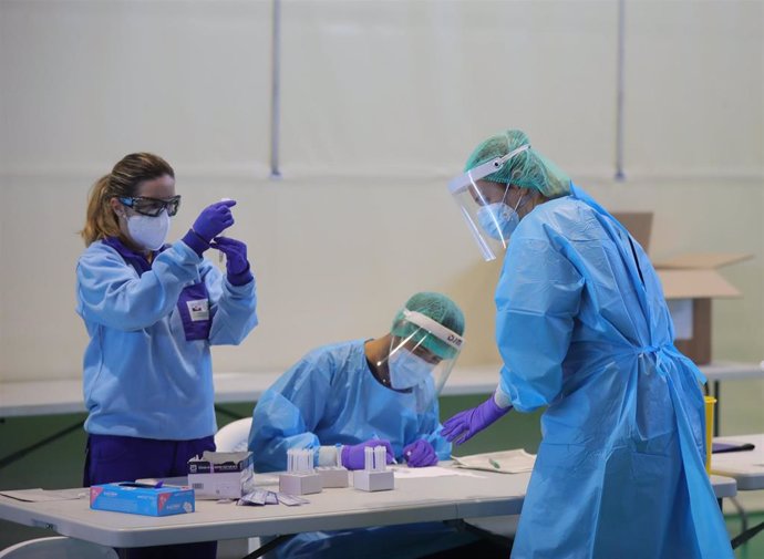 Archivo - Coronavirus.- AMP.- Andalucía supera las 9.000 muertes tras registrar 48 en 24 horas y rozar los 1.000 casos diarios