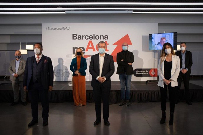 (I-D) El miembro fundador de Greenpeace, Remi Parmentier; el director de la feria audiovisual ISE, Michael Blackman; la directora de Disseny Hub Barcelona, Mireia Escobar; el primer teniente de alcalde Jaume Collboni; el director general de la Fundación