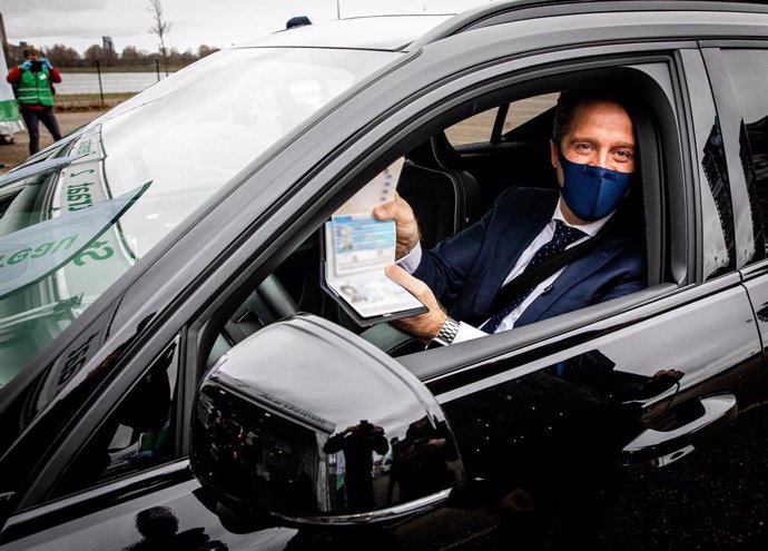 17 March 2021, Netherlands, Rotterdam: Dutch Health Minister Hugo de Jonge shows his invalid passport to media representatives after he failed at the first attempt to cast his vote in the 2021 Dutch general election. Photo: Jeffrey Groeneweg/ANP/dpa