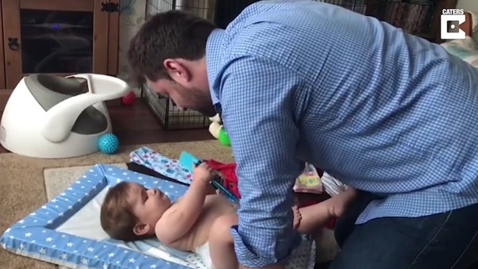 Este bebé de nueve meses sabe decir mamá pero se niega a decir papá