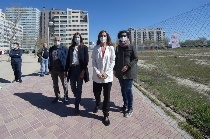 La líder regional de Más Madrid, Mónica García, y la portavoz de la formación en el Ayuntamiento de la capital, Rita Maestre, durante su visita al PAU de Vallecas