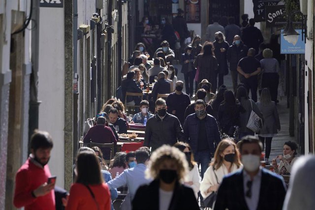 Terrazas de restaurantes llenas de gente durante el segundo día de la apertura parcial de la hostelería en Santiago de Compostela.
