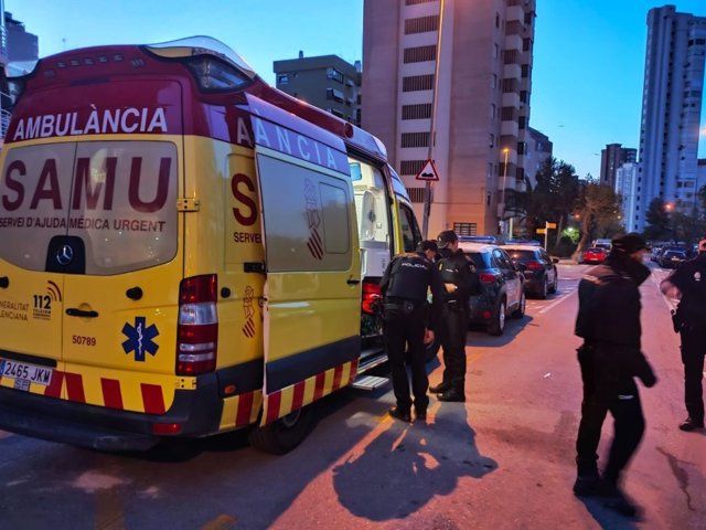 Policía y ambulancia en el lugar de los hechos