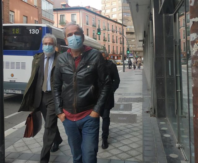 El actor Willy Toledo en el momento de acceder a los juzgados.