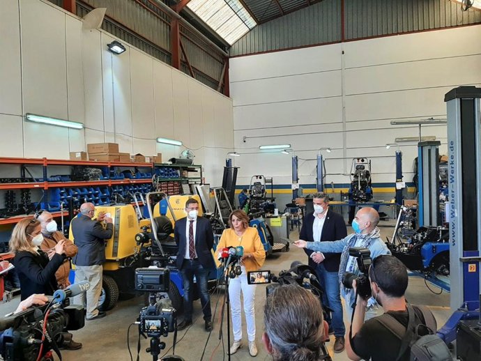 Susana Díaz atiende a los medios en Viator (Almería)