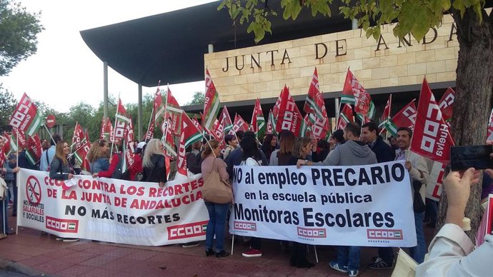 Archivo - Protesta de monitores escolares convocada por CCOO, foto de archivo