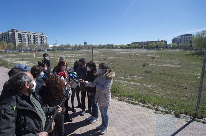 La líder regional de Más Madrid, Mónica García, ofrece declaraciones a los medios durante su visita al PAU de Vallecas