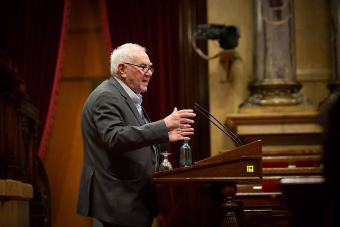 Archivo - El diputado de ERC, Ernest Maragall interviene en una sesión plenaria en el Parlament de Catalunya, en Barcelona, Catalunya, a 15 de diciembre de 2020. El Parlament comenzó ayer un pleno que durará hasta el próximo viernes y que será el último