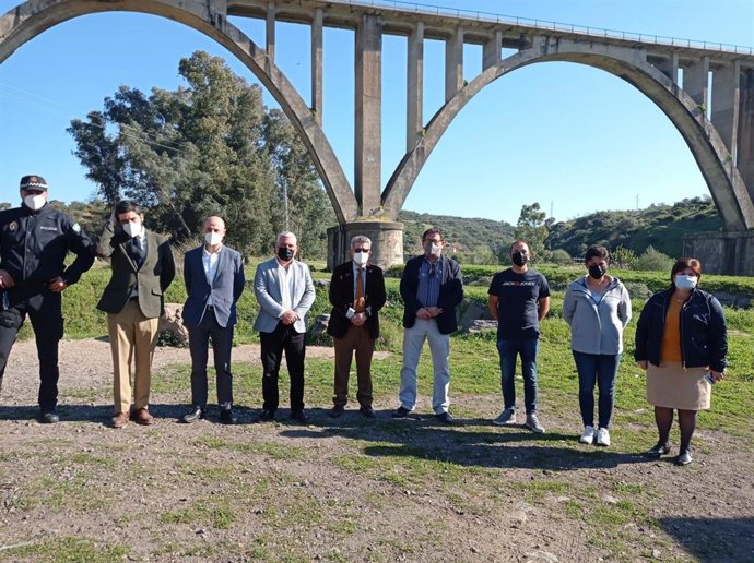 Toscano visita las obras de mejora en la línea férrea Mérida Los Rosales
