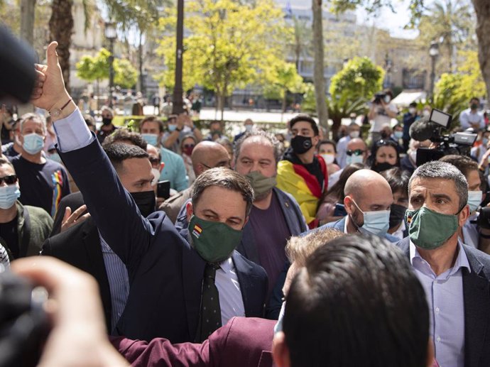 El presidente de Vox, Santiago Abascal, este miércoles en Sevilla rodeado de simpatizantes en el acto que ha protagonizado.
