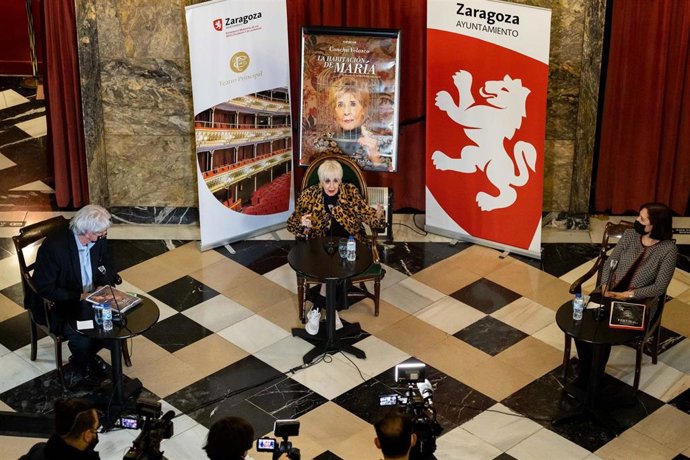 La vicealcaldesa, Sara Fernández, la actriz Concha Velasco, y el gerente de Patronato Municipal de las Artes Escénicas y de la Imagen, José María Turmo, en rueda de prensa para presentar el espectáculo La habitación de María.