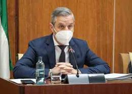 El consejero de Hacienda y Financiación Europea, Juan Bravo, en la Comisión de Hacienda.