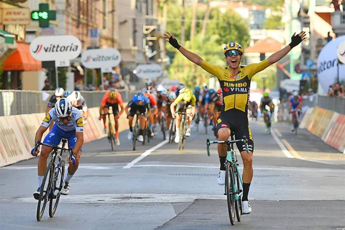 Archivo - 111A Edizione Milano-Sanremo -  Da Milano A Sanremo - 305 Km  Nella Foto:  Wout Van Aert (Team Jumbo - Visma), Vincitore , Julian Alaphilippe (Deceuninck - Quick-Step)    Photo Gian Mattia D'alberto - Lapresse August, 08 2020 Sanremo (Italy)