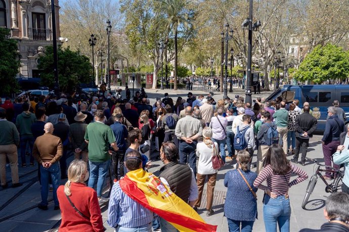 Policías nacionales impiden el paso a  personas no acreditadas a  la rueda de prensa del presidente de Vox, Santiago Abascal, en la Plaza Nueva, para analizar los últimos acontecimientos de la actualidad política nacional. En Sevilla (Andalucía, España)