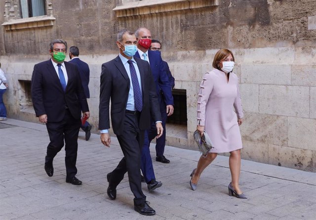 Archivo - El portavoz de Ciudadanos en Les Corts, Toni Cantó (c); ya presidenta del PPCV, Isabel Bonig (d), a su llegada al Ayuntamiento a la celebración del Acto Institucional del Día de la Comunitat Valenciana, en Valencia, Comunidad Valenciana (España)