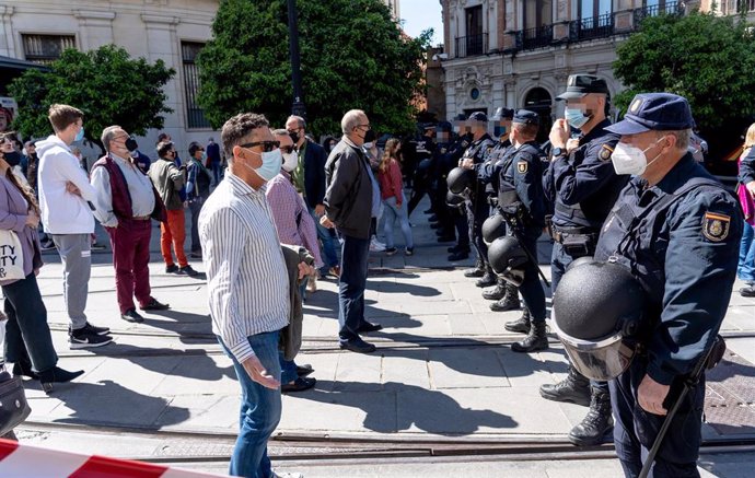 Policías nacionales impiden el paso a personas no acreditadas al acto del presidente de Vox, Santiago Abascal en la Plaza Nueva de Sevilla