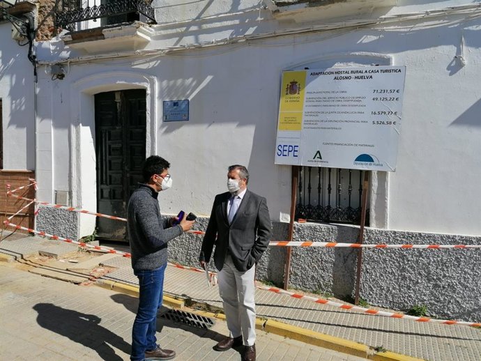 El delegado de Regeneración, Justicia y Administración Local en Huelva, Alfredo Martín, en su visita a Alosno.
