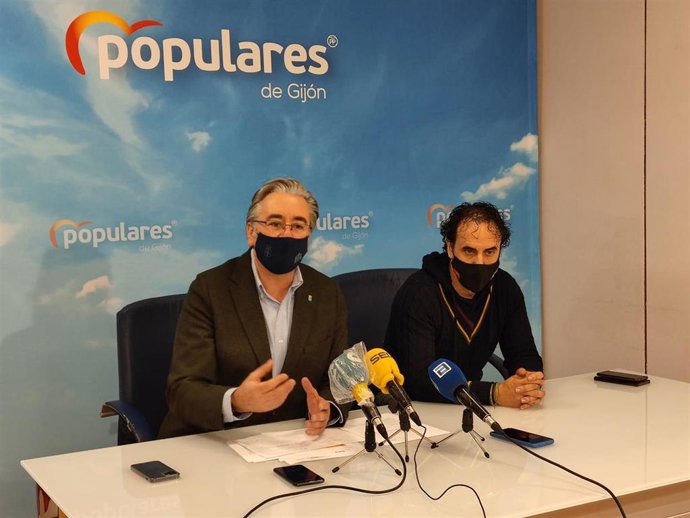 El diputado regional y presidente del PP de Gijón, Pablo González, junto a Óscar Gavino, portavoz de 'Gijón Reacciona'