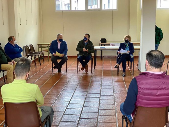 Responsables del PP se reúnen en Posada de Llanes con familias afectadas por el problema de falta de personal que sufre la escuela de 0 a 3 años.