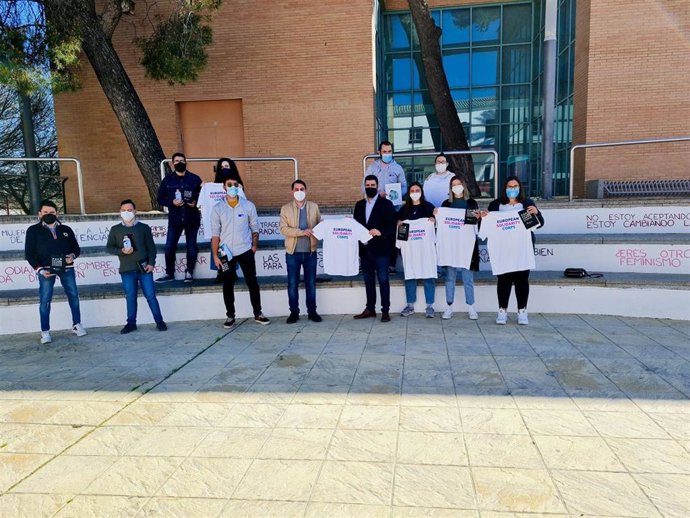 Salvador Garcia (centro), en su encuentro con colectivos juveniles en Puente Genil.