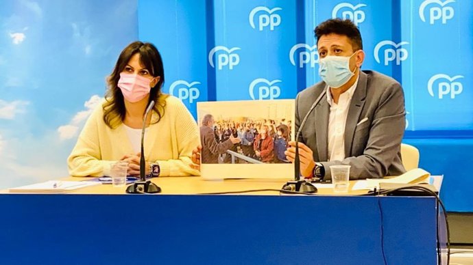 Los diputados del PP Beatriz Gascó y JJ Zaplana