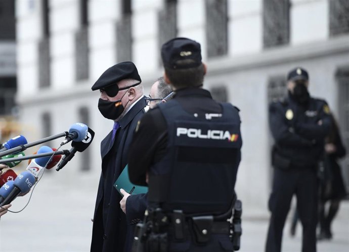El comisario jubilado José Manuel Villarejo responde a los medios de comunicación a su salida de la Audiencia Nacional