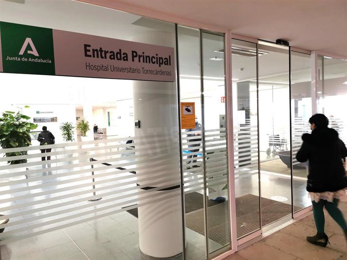 Archivo - Acceso principal al Hospital Universitario de Torrecárdenas