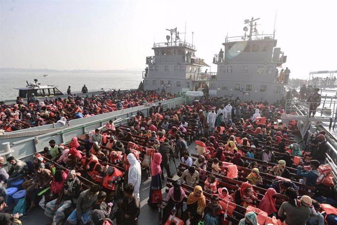 Archivo - Bangladesh traslada a una isla frente a sus costas en un programa de reasentamiento a un grupo de refugiados rohingyas llegados desde Birmania