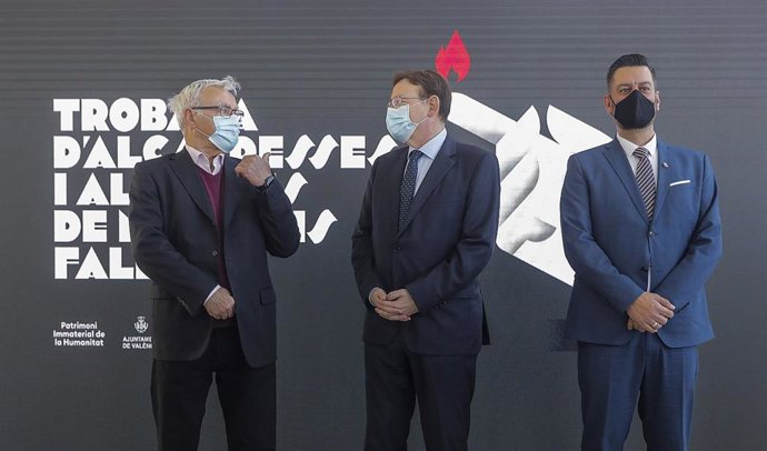 El alcalde de Valncia, Joan Ribó; el presidente de la Generalitat, Ximo Puig, y el presidente de la JCF de Valncia y edil de Cultura Festiva, Carlos Galiana, en el encuentro de alcaldes de localidades con Fallas.   
