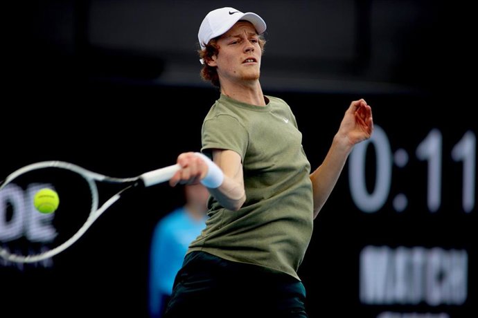 Archivo - El italiano Jannik Sinner golpea una bola durante un partido
