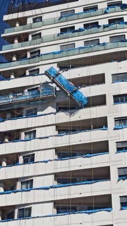 Andamio descolgado de la fachada del edificio