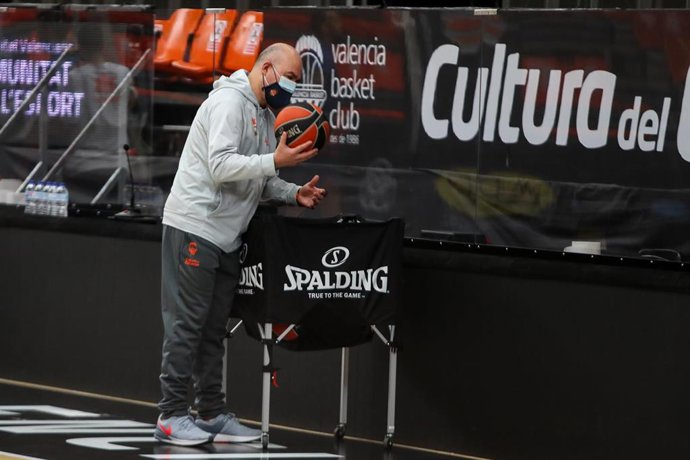 Jaume Ponsarnau en el entrenamiento del Valencia Basket