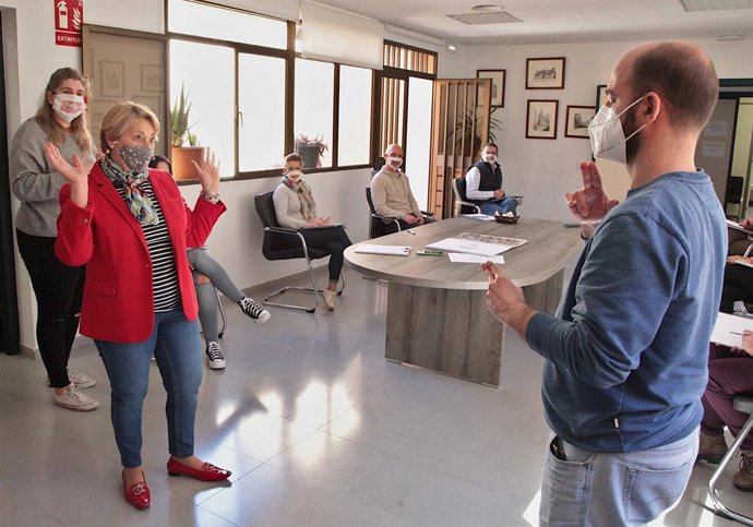 La Diputación de Badajoz programa un curso sobre lengua de signos