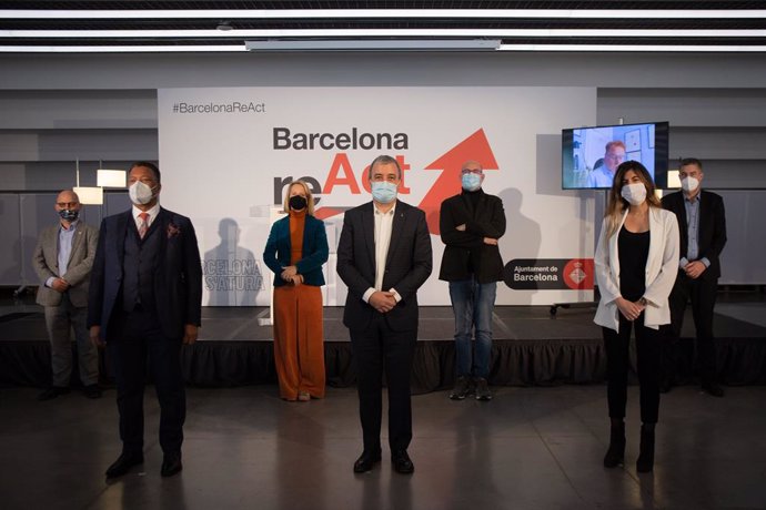 (E-D) El membre fundador de Greenpeace, Rémi Parmentier; el director de la fira audiovisual ISE, Michael Blackman; la directora de Disseny Hub Barcelona, Mireia Escobar; el primer tinent d'alcalde Jaume Collboni; entre d'altres. 