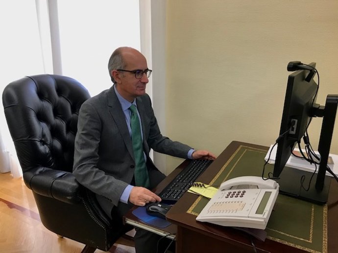 Archivo - Javier Iglesias en un encuentro telemático. Foto de Archivo.