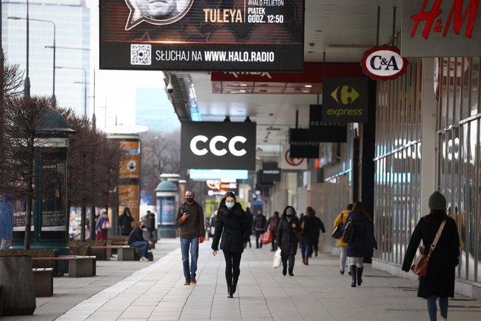 Personas con mascarilla en Varsovia
