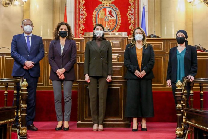 El presidente del Consell Insular de Eivissa, Vicente Marí ;  de Mallorca, Catalina Cladera; la presidenta del Senado, Pilar Lop; la de Menorca, Susana Mora; y la de Formentera, Alejandra Ferrer,  en la Cámara Alta, Madrid (España), a 17 de marzo de 202