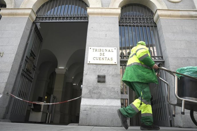 Archivo - Un basurero pasa por la puerta principal del edificio del Tribunal de Cuentas en la Calle Fuecarral , número 81 de Madrid (España).