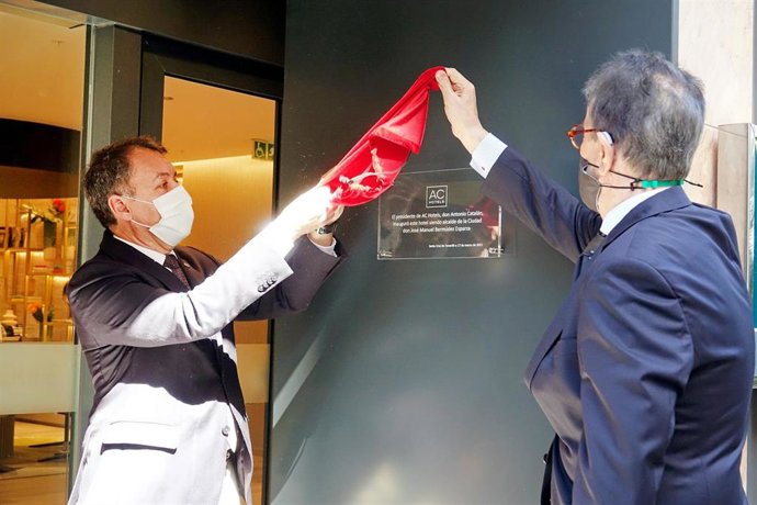 El alcalde de Santa Cruz de Tenerife, José Manuel Bermúdez, y el presidente de AC By Marriott, Antonio Catalán, en la inauguración del AC Tenerife