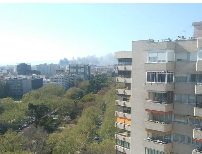 Archivo - Columna de humo producida por un incendio en un edificio en obras de Valncia, que se ha podidio ver desde varios puntos del área metropolitana