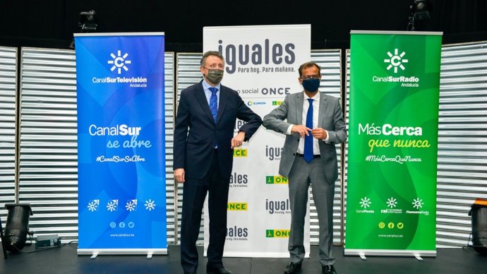 El director general de Radio y Televisión de Andalucía (RTVA), Juande Mellado, y el delegado territorial de la ONCE en Andalucía, Ceuta y Melilla, Cristóbal Martínez.